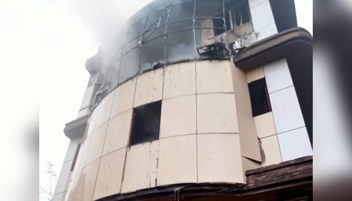 پشاور:ٹائم سینٹر میں آتشزدگی,200 کے قریب دکانیں جل گئیں
