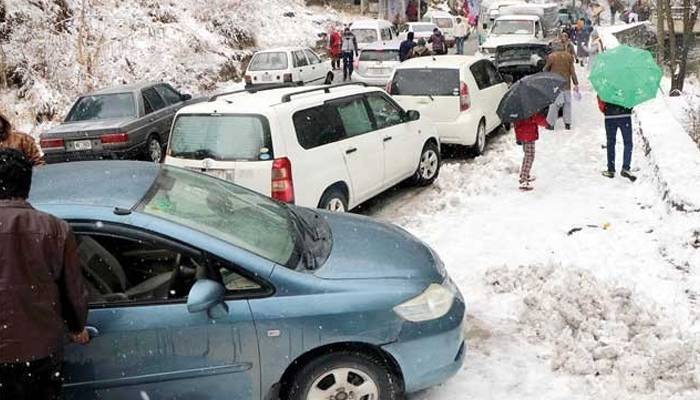 گلیات میں شدید برفباری،سیاح پھنس گئے 