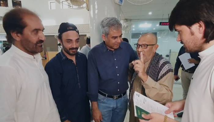 وزیرداخلہ محسن نقوی کاپاسپورٹ آفس کادورہ،ایجنٹ مافیا غائب