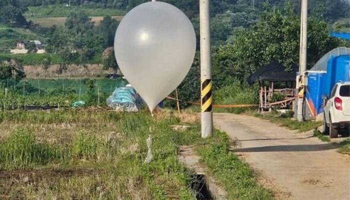 شمالی کوریا نے کچرے سے بھرے تھیلے غباروں سے باندھ کر جنوبی کوریا میں گرادیئے 