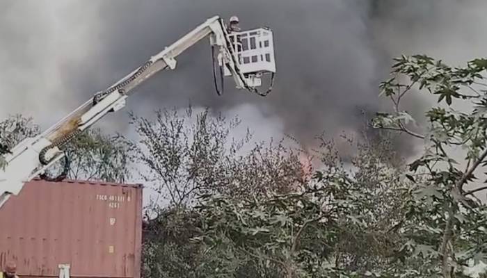لاہور: فیکٹری میں لگنے والی آگ پر قابو پا لیا گیا 