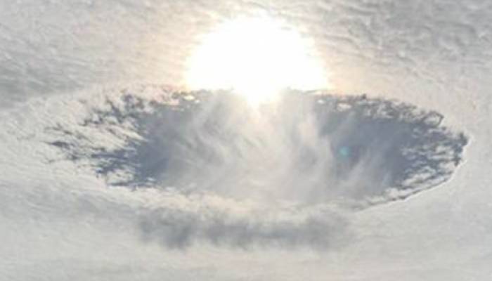 امریکا میں بادل کے درمیان ایک عجیب و غریب سوراخ نمودار ہوگیا
