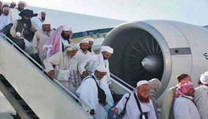 حجاج کرام کی واپسی شروع،پہلی پرواز حاجیوں کو لیکر کر کراچی ائیر پورٹ پہنچ گئی 