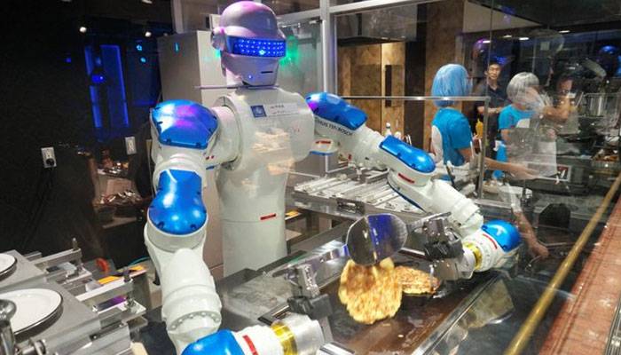 ربوٹ انسانوں کی جگہ لینے لگے، چین میں سائنسدان نت نئے روبوٹس بنانےمیں مصروف