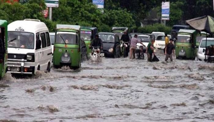 لاہور میں مون سون کا طوفانی سپیل، سڑکیں تالاب بن گئیں