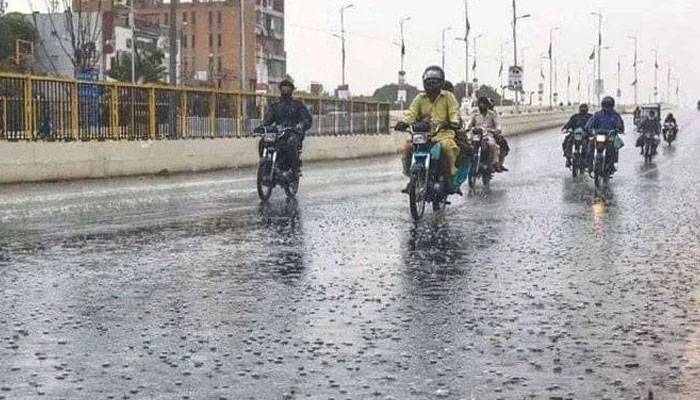 لاہور کے مختلف علاقوں میں بوندا باندی ،موسم خوشگوار  