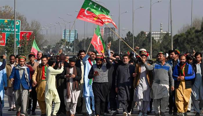 پی ٹی آئی کارکنان نے قیادت کے اعلان کے بغیر ہی دھرنا ختم کردیا