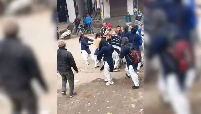 بھارت:ایک ہی لڑکے کو پسند کرنے والی طالبات کے درمیان جھگڑا  