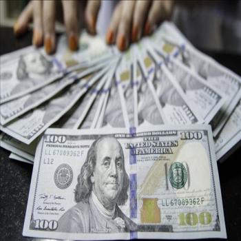 Pakistani rupee under pressure despite positive economic signals