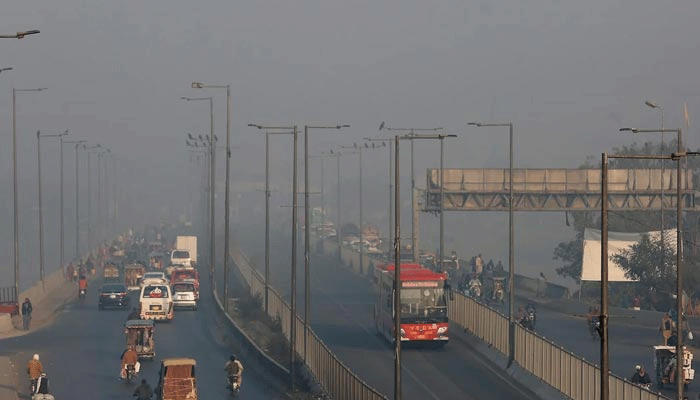 لاہوریوں کیلئے سموگ کاروگ کم نہ ہوسکا